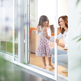 Insektenschutz-Rollo und -Spannrahmen sowie Schiebe- und -Drehtüren.

 