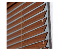 <h2>Holz-Jalousien</h2>
Holz-Jalousien zeichnen sich durch zeitlose Eleganz aus. Die natürliche Schönheit des Holzes verleiht Ihrem Zuhause Wärme und Gemütlichkeit . Neben einem einzigartigen Wohnambiente, erfüllen Holzjalousien vor allem auch alle praktischen Anforderungen eines perfekten Sonnenschutz.
Die Jalousien werden mithilfe Klemmträgern ohne mechanischen Eingriff am Fenster befestigt werden. Etabliert haben sich Lamellen mit einer Breite von 25 mm und 50 mm.

[filedownload ids="1845"]