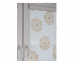 <h2>Kassetten-Rollo</h2>
Ein Kassetten-Rollo wird dort eingesetzt, wo ein höchstmögliches Maß an Verdunklung erzielt werden soll. Sie werden durch einen Kettenzug betätigt, wobei die Führungsprofile entweder geklebt oder geschraubt werden können. Ein selbstblockierender Mechanismus ermöglicht das Stoppen des Rollos in jeder gewünschten Position.

[filedownload ids="1850"]